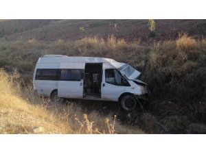 Minibüs devrildi: 2 yaralı