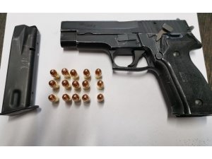 Şüpheli sürücünün üzerinden tabanca ele geçirildi