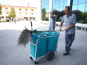 Temizlik işçisi bulduğu 35 bin liralık çeki sahibine teslim etti