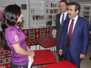 Diyarbakır Büyükşehir Belediyesi gençleri yeniden kitapla buluşturdu
