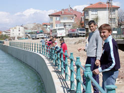 Beyşehirli çocukların balık keyfi