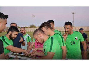 Taraftarlardan futbolculara tatlı ikramı