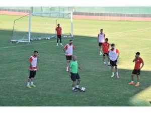 Karaköprü Belediyespor hazırlıklarını sürdürüyor