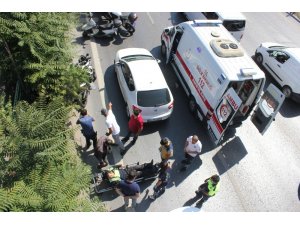Karayolunda kapıyı açan sürücü yüzünden trafik polisi canından oluyordu