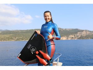 Milli sporcu Erken, Kaş’ta Sivas Kongresi için daldı