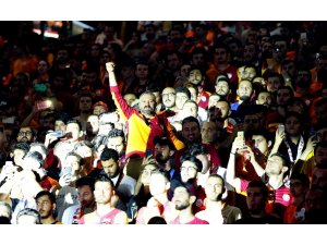 Türk Telekom Stadyum’daki imza törenine 25 bin kişi katıldı