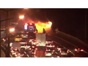 Ümraniye’de özel halk otobüsü alev alev yandı