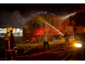 Başkentte saman yüklü kamyon yandı