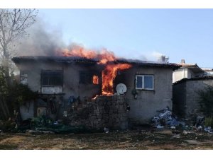 Çanakkale’de ahşap ev alev alev yandı