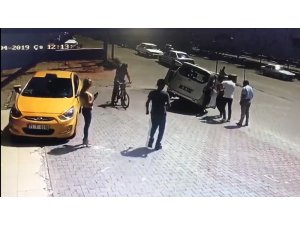 Hafif ticari araç kaldırımda asılı kaldı