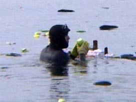 Dalgıç yorulunca elma molası verdi