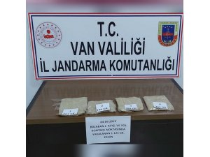 Cesur tepki verdi aramada 1 kilo 123 gram eroin ele geçirildi