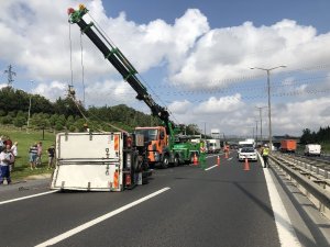 Esenyurt TEM Otoyolunda kamyonet yan yattı