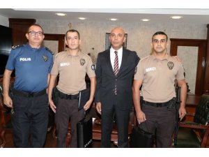 Gasp zanlısını yakalayan mahalle bekçilerine ödül