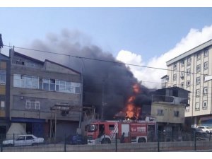 Sultangazi’de bir oto tamircisinde yangın çıktı. Tamirhanedeki 3 aracın alev aldığı yangın yan taraftaki bir başka tamirciye sıçradı. Olay yerine sevk edilen itfaiye ekiplerinin yangına müdahalesi sürüyor.