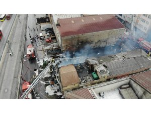 Sultangazi’de bulunan hurdalık alan alev alev yandı