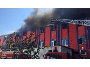 Bacası tutuşan fabrikada yangın devam ediyor