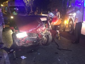 Otomobil, park halindeki araçlara çarptı: 2 yaralı