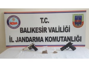 Jandarmadan uyuşturucu ve silah operasyonu