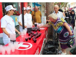 Alaşehir’de 5 ton üzüm suyu dağıtıldı