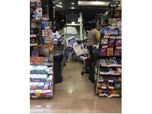 3 yaşındaki çocuğun çalıştırdığı araç markete daldı