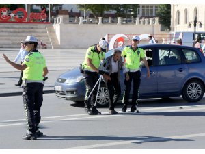 Engelli vatandaşa polislerden yardım eli