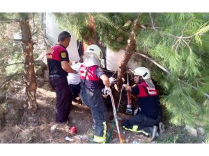 Araçta sıkışan sürücüyü itfaiye kurtardı