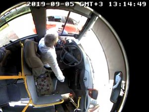 Otobüs şoförünü baltayla tehdit etti