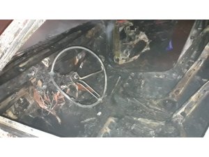 Seyir halindeki otomobil küle döndü