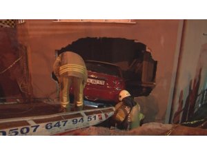 Kontrolden çıkan otomobil, iki araca çarptıktan sonra eve daldı