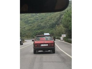 Otomobilin arka camıyla koltuğu arasında uyuyan çocuğun tehlikeli yolculuğu kamerada