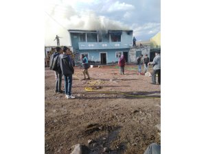 Elektrik kaçağından çıkan yangın korkuttu