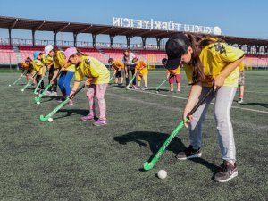 Çocuklar çim hokeyi ile tanıştı