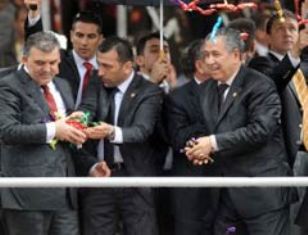 Gül mesir macunu dağıttı