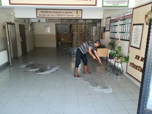 Belediye ekipleri yangın sonrası yara sardı