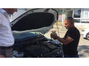 Motora giren kediyi kurtarıp sütle beslediler