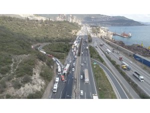 TEM’de tır devrildi, 5 kilometrelik kuyruk oluştu