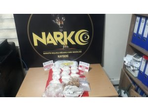 Uyuşturucuyu aracın motoruna zulaladılar