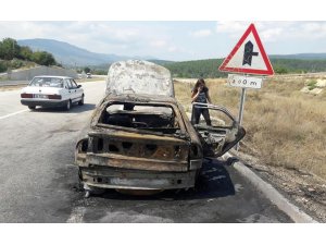 Seyir halindeki otomobil yandı
