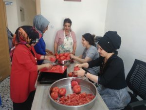 Sason’da kadınlar kurutmalık yaparak aile bütçesine katkıda bulunuyor