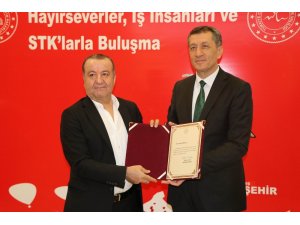 Bakan Selçuk okul yaptıran hayırseverlerle bir araya geldi