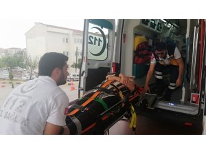 İki otomobil kavşakta çarpıştı: 3 yaralı