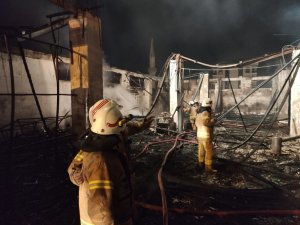 Sultanbeyli’de yatak imalathanesi alevlere teslim oldu