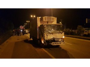 Yakıtı biten otomobili iten gençlere kamyonet çarptı: 2 yaralı