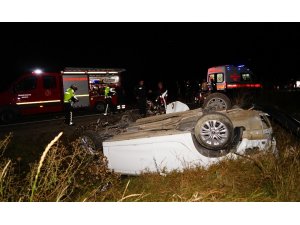 Takla atan otomobil şarampole yuvarlandı: 2 ölü