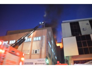 5 katlı bir iş merkezinin çatısında çıkan yangın bir saatlik çalışma sonucunda kontrol altına alındı