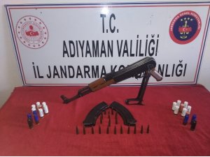 Operasyon yapılan evde kalaşnikof ele geçirildi