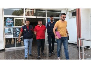 Sahte polis 6 ay boyunca kaldığı ev arkadaşlarını dolandırdı