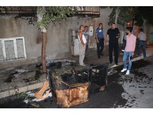 Kaldırımda alev alan koltuk evde yangın çıkarıyordu