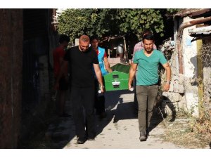 Evin bahçesindeki kanepede ölü bulundu